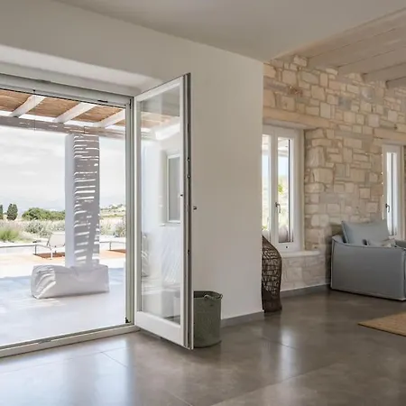 Klar, On The Outskirts Of , Paros Willa *