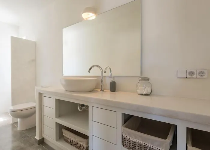 Klar, On The Outskirts Of , Paros * Náusza